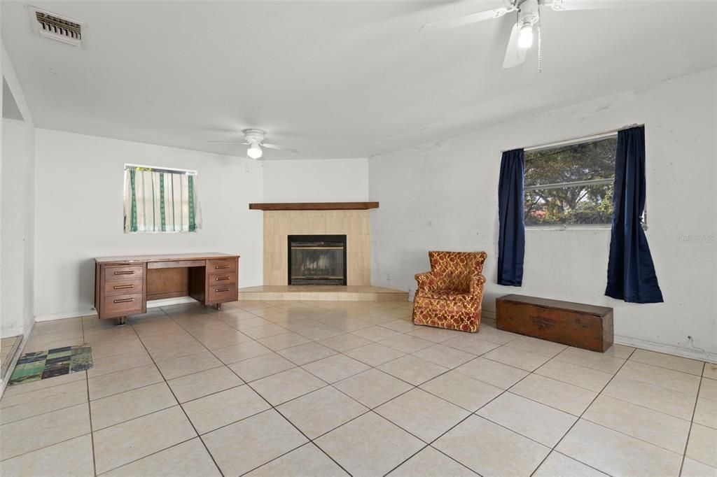 合同活跃: $317,500 (3 贝兹, 2 浴室, 1124 平方英尺)