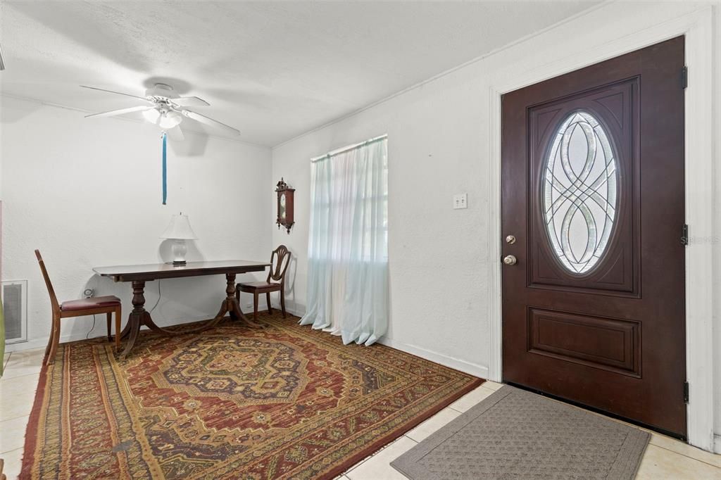 合同活跃: $317,500 (3 贝兹, 2 浴室, 1124 平方英尺)