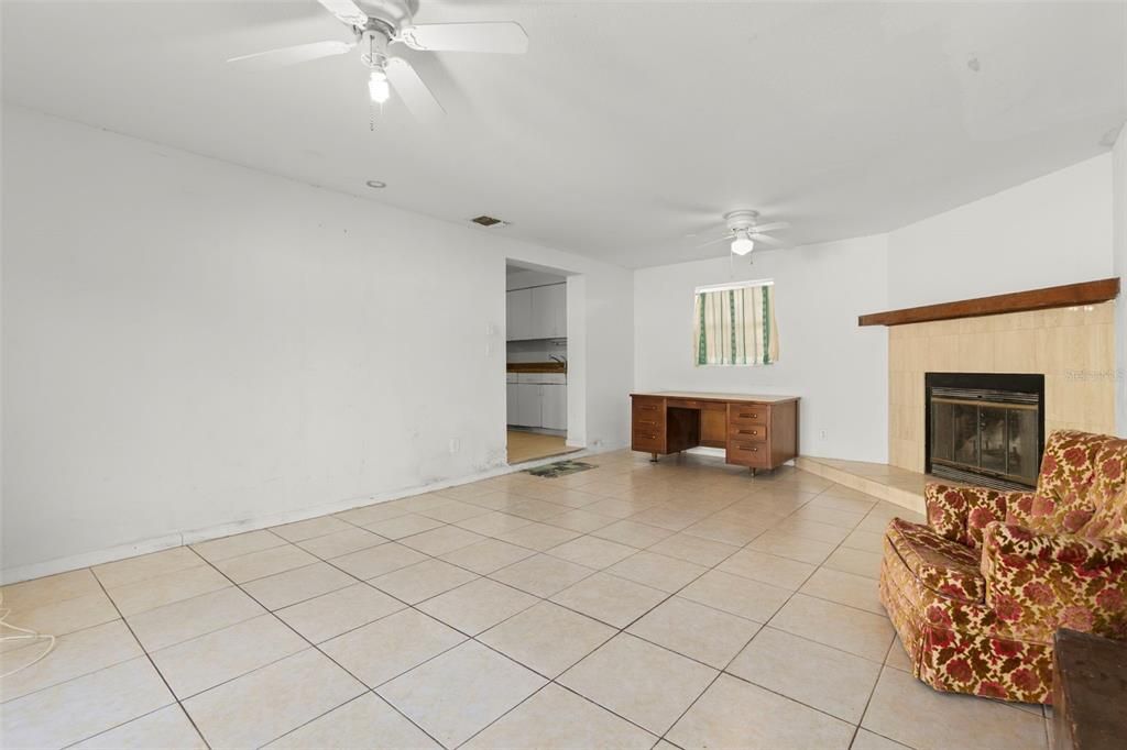 合同活跃: $317,500 (3 贝兹, 2 浴室, 1124 平方英尺)