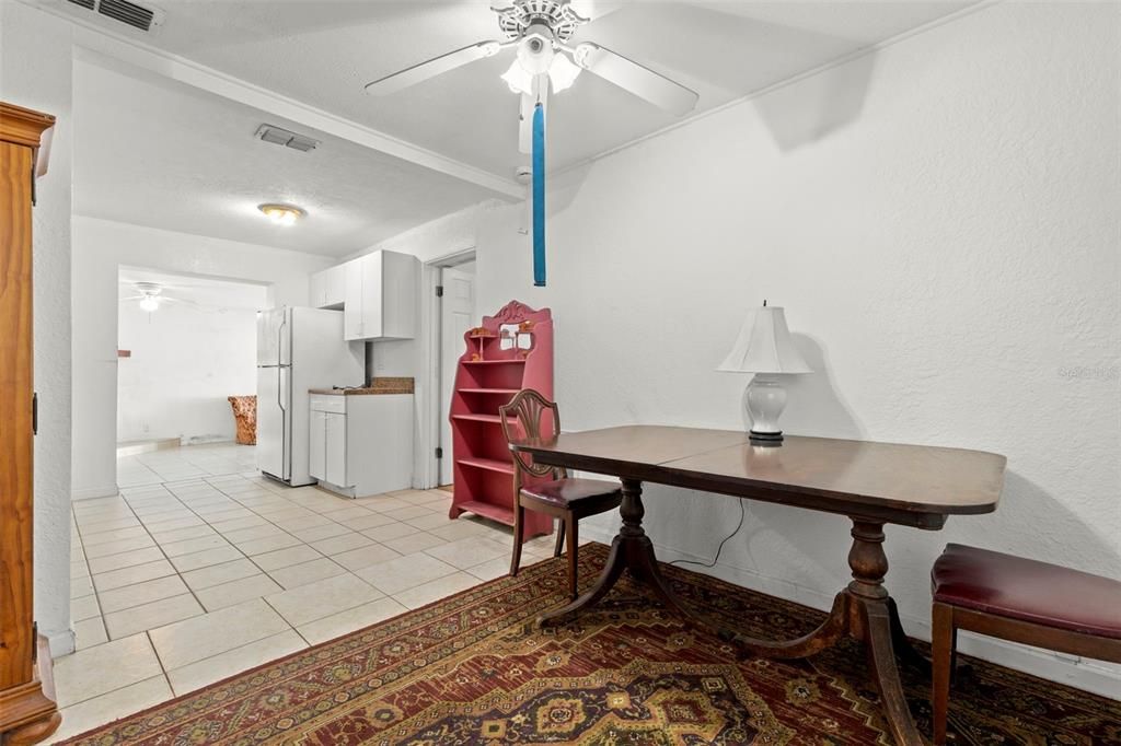 合同活跃: $317,500 (3 贝兹, 2 浴室, 1124 平方英尺)