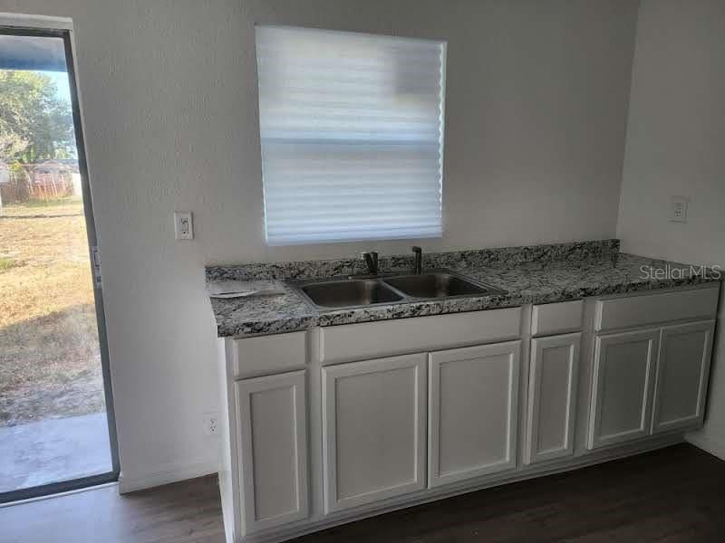 待售: $349,900 (4 贝兹, 1 浴室, 1160 平方英尺)