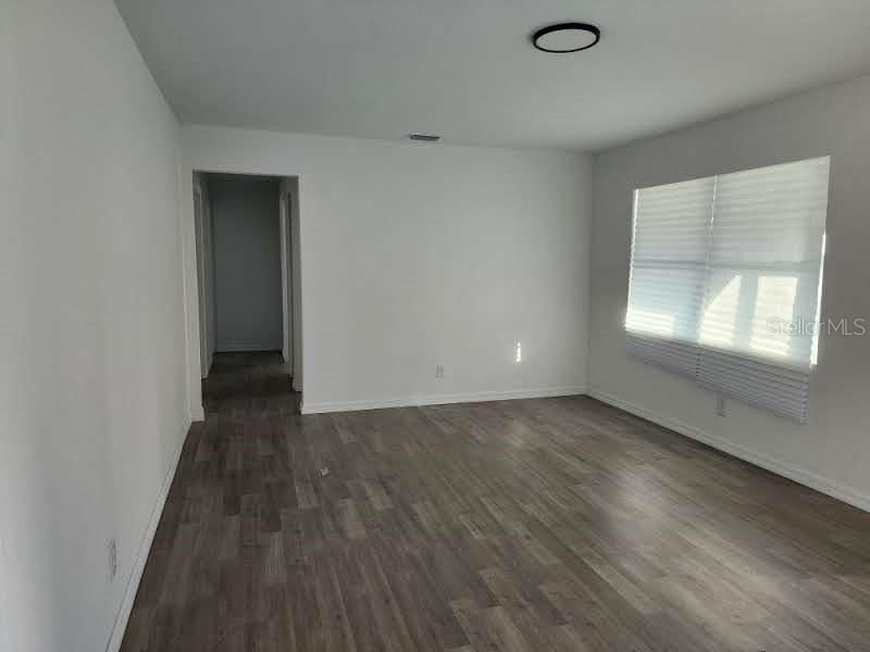 待售: $349,900 (4 贝兹, 1 浴室, 1160 平方英尺)