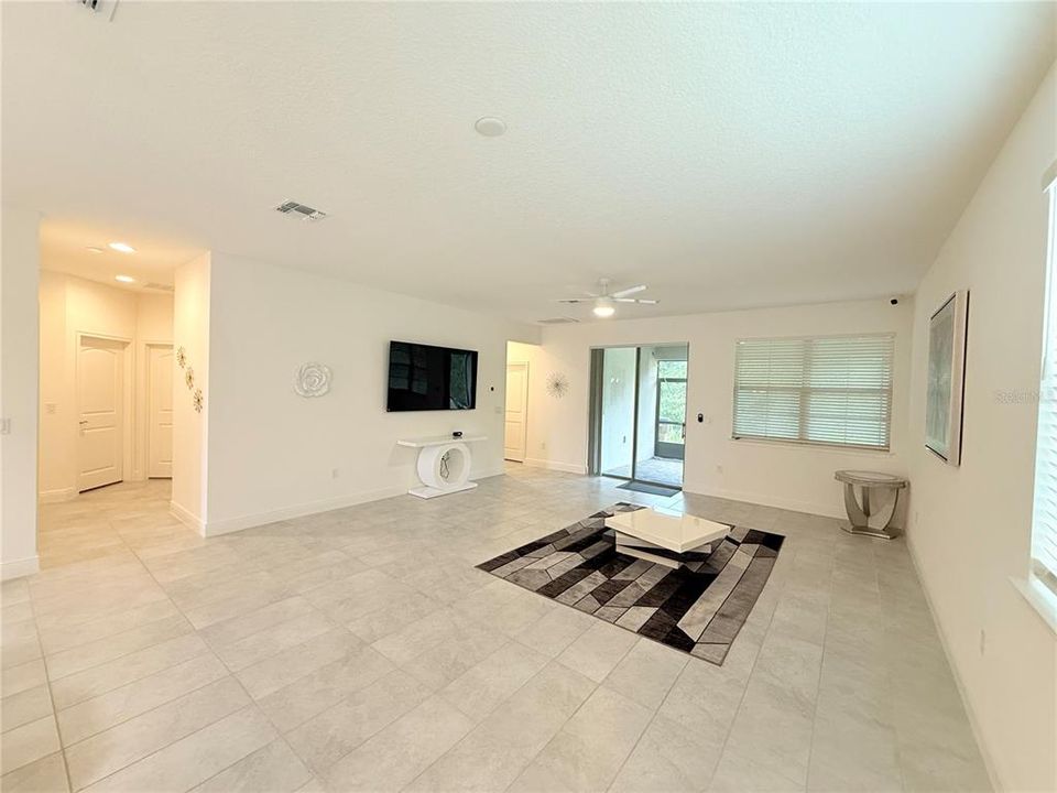 For Rent: $2,400 (4 beds, 2 baths, 1901 Square Feet)