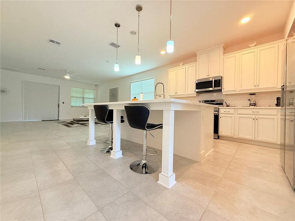 For Rent: $2,400 (4 beds, 2 baths, 1901 Square Feet)