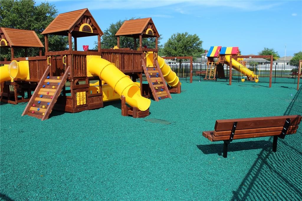 Activo con contrato: $455,000 (4 camas, 3 baños, 2061 Pies cuadrados)