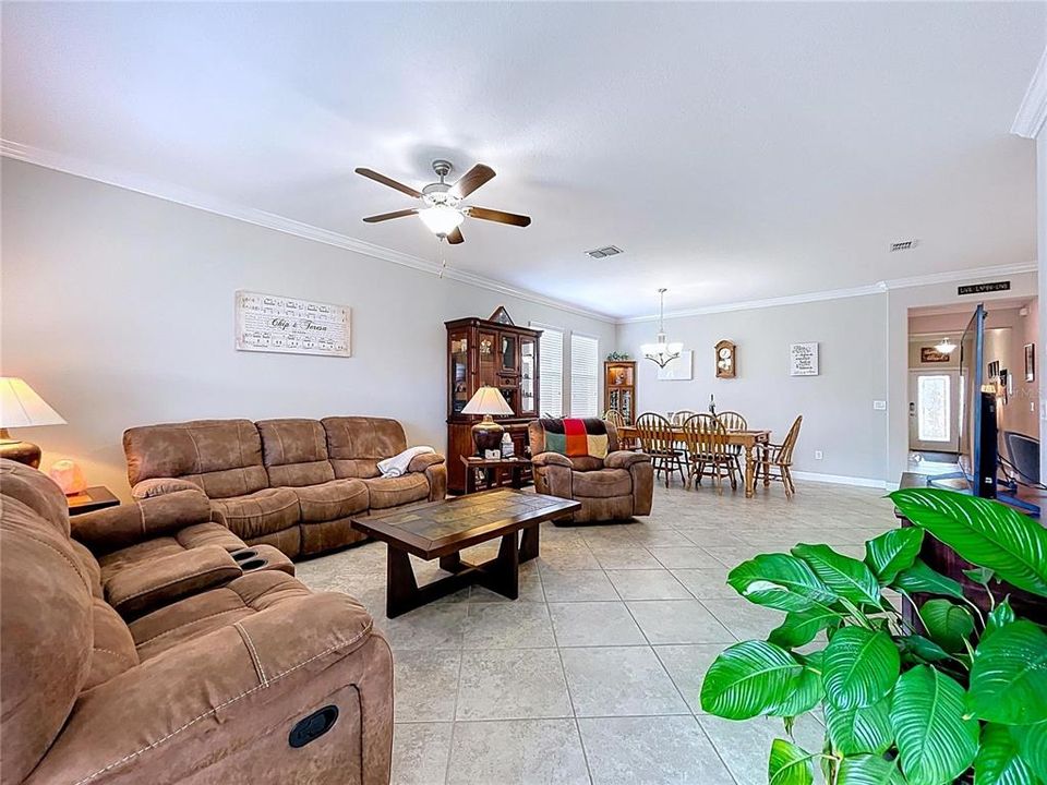 Activo con contrato: $455,000 (4 camas, 3 baños, 2061 Pies cuadrados)