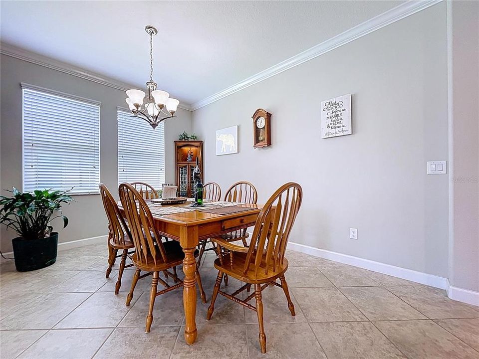 Activo con contrato: $455,000 (4 camas, 3 baños, 2061 Pies cuadrados)