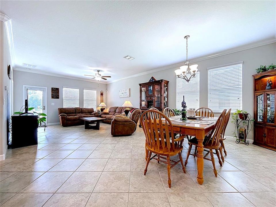 Activo con contrato: $455,000 (4 camas, 3 baños, 2061 Pies cuadrados)