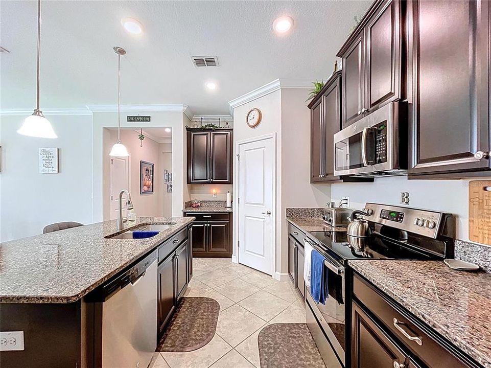 Activo con contrato: $455,000 (4 camas, 3 baños, 2061 Pies cuadrados)