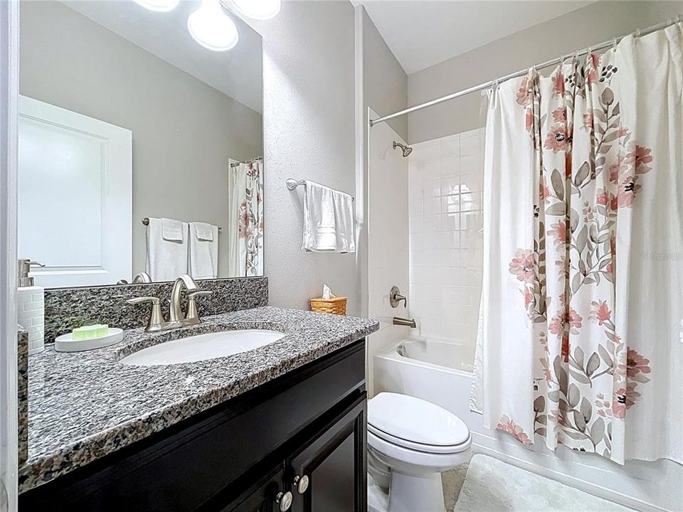 Activo con contrato: $455,000 (4 camas, 3 baños, 2061 Pies cuadrados)