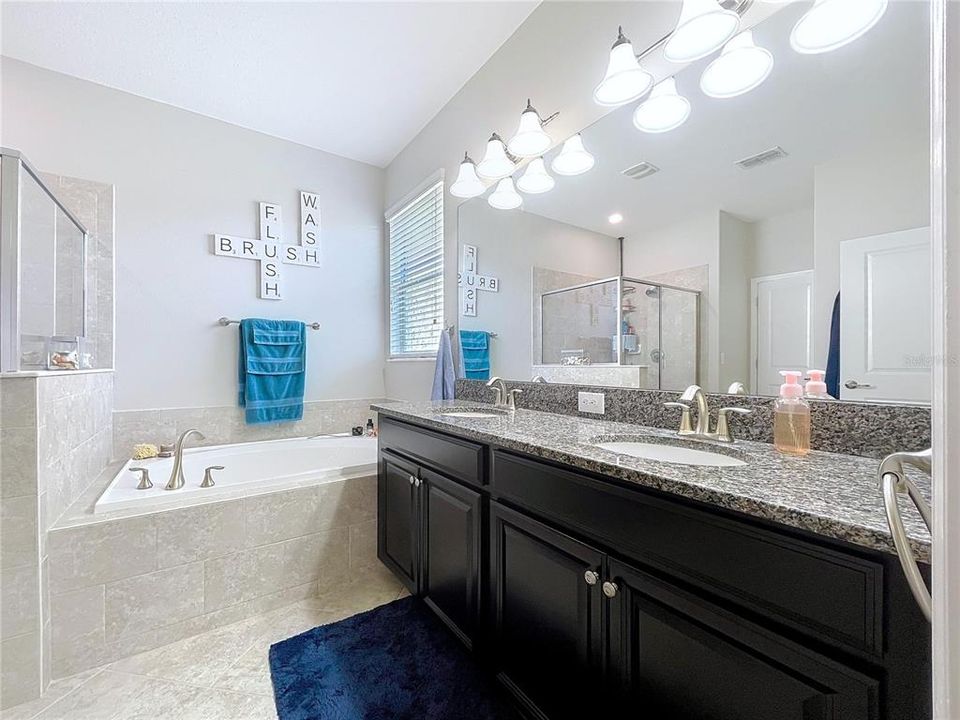 Activo con contrato: $455,000 (4 camas, 3 baños, 2061 Pies cuadrados)