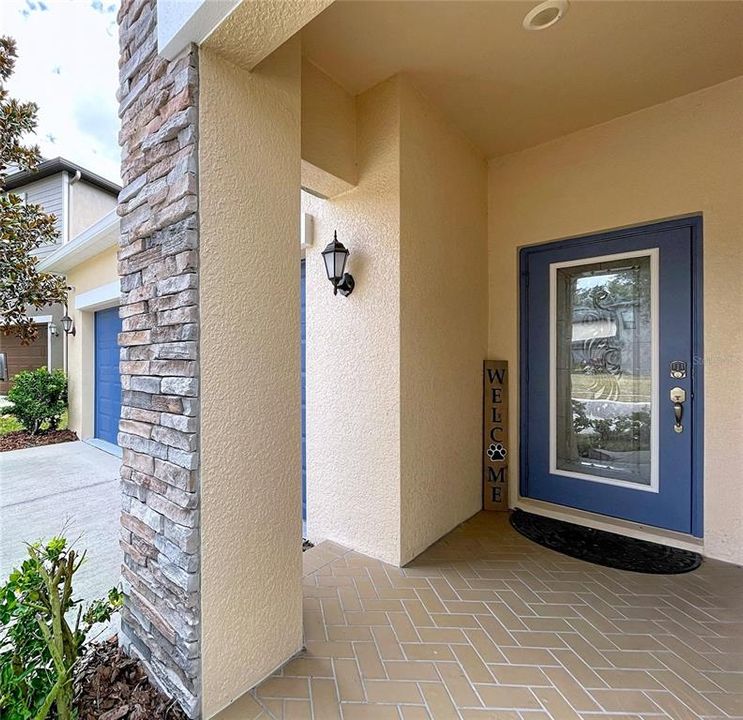 Activo con contrato: $455,000 (4 camas, 3 baños, 2061 Pies cuadrados)