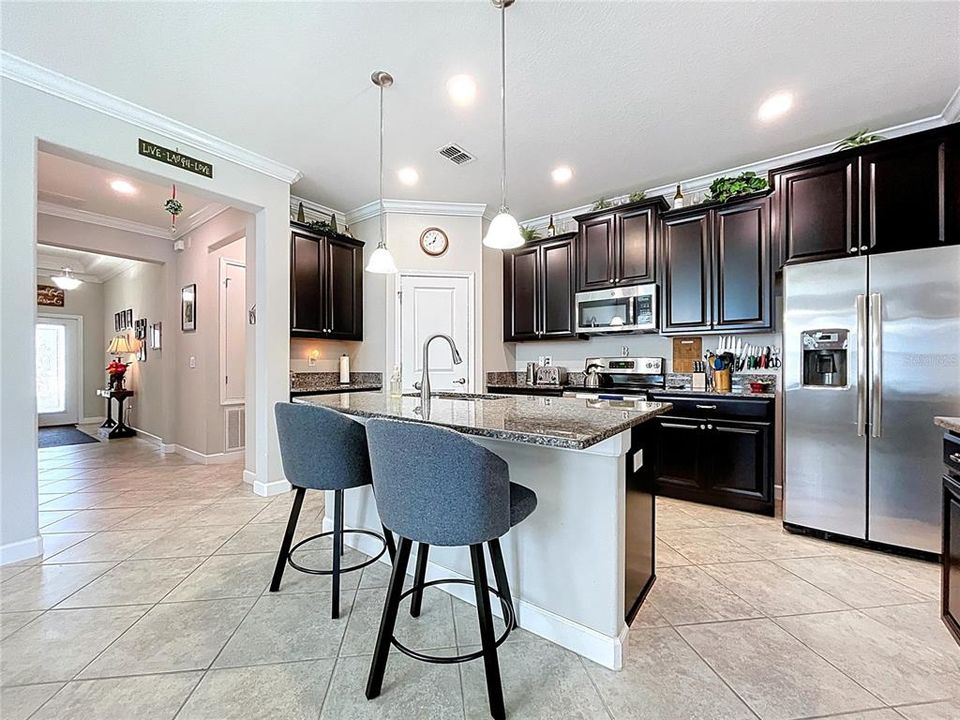 Activo con contrato: $455,000 (4 camas, 3 baños, 2061 Pies cuadrados)