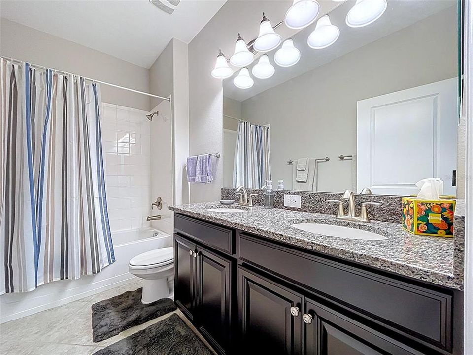 Activo con contrato: $455,000 (4 camas, 3 baños, 2061 Pies cuadrados)