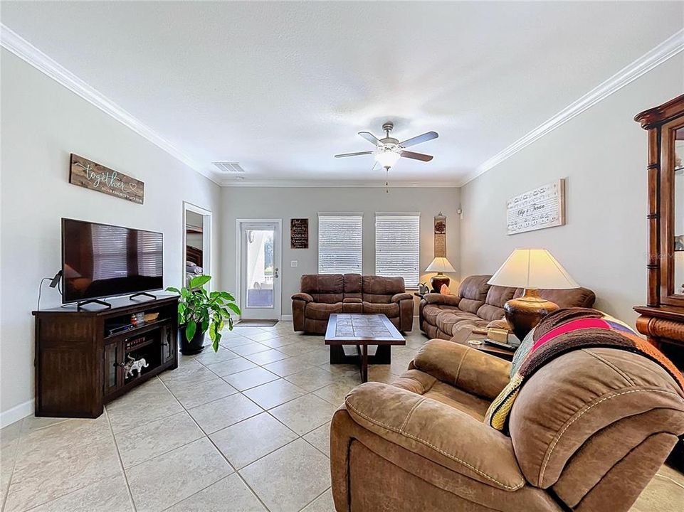 Activo con contrato: $455,000 (4 camas, 3 baños, 2061 Pies cuadrados)