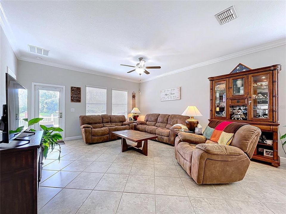 Activo con contrato: $455,000 (4 camas, 3 baños, 2061 Pies cuadrados)