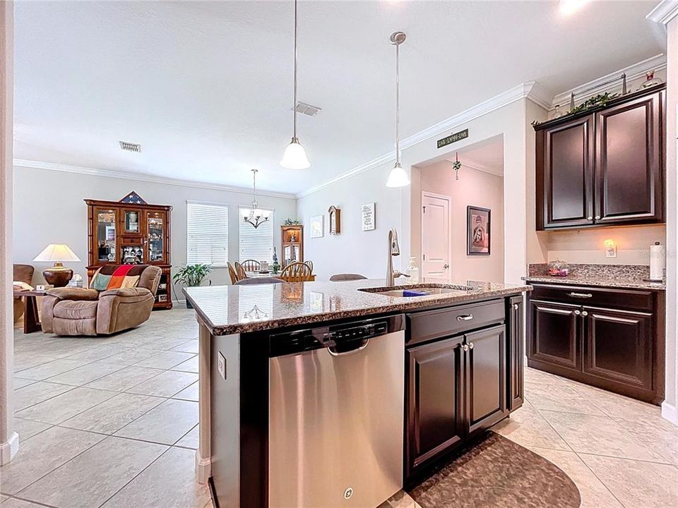 Activo con contrato: $455,000 (4 camas, 3 baños, 2061 Pies cuadrados)