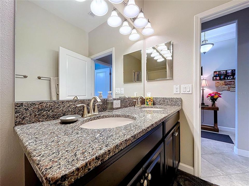 Activo con contrato: $455,000 (4 camas, 3 baños, 2061 Pies cuadrados)