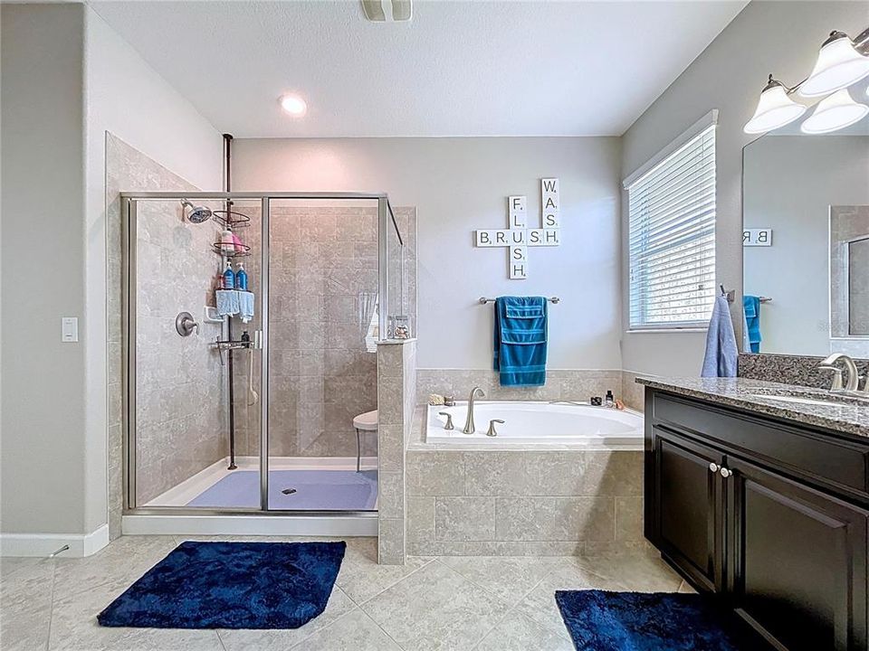 Activo con contrato: $455,000 (4 camas, 3 baños, 2061 Pies cuadrados)