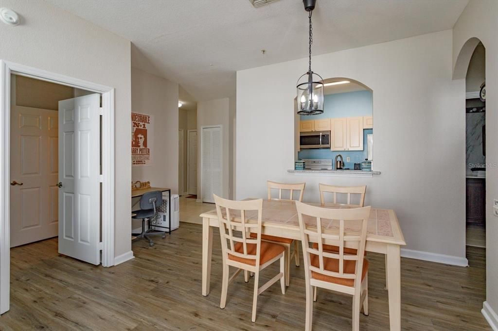 For Sale: $224,900 (2 beds, 2 baths, 1022 Square Feet)