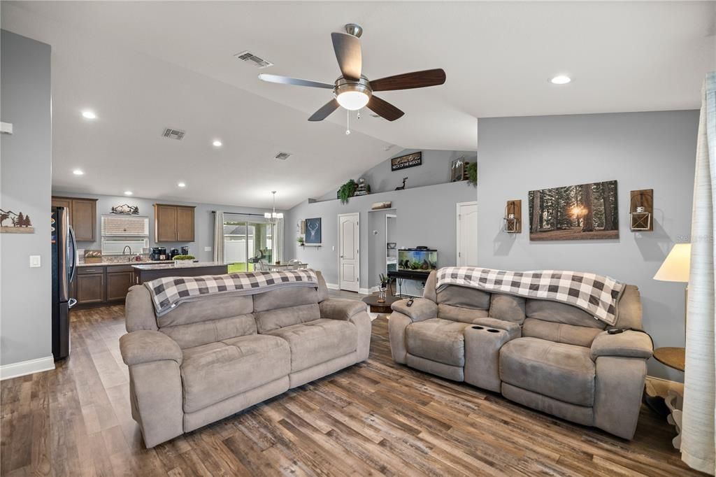 For Sale: $305,000 (3 beds, 2 baths, 1626 Square Feet)