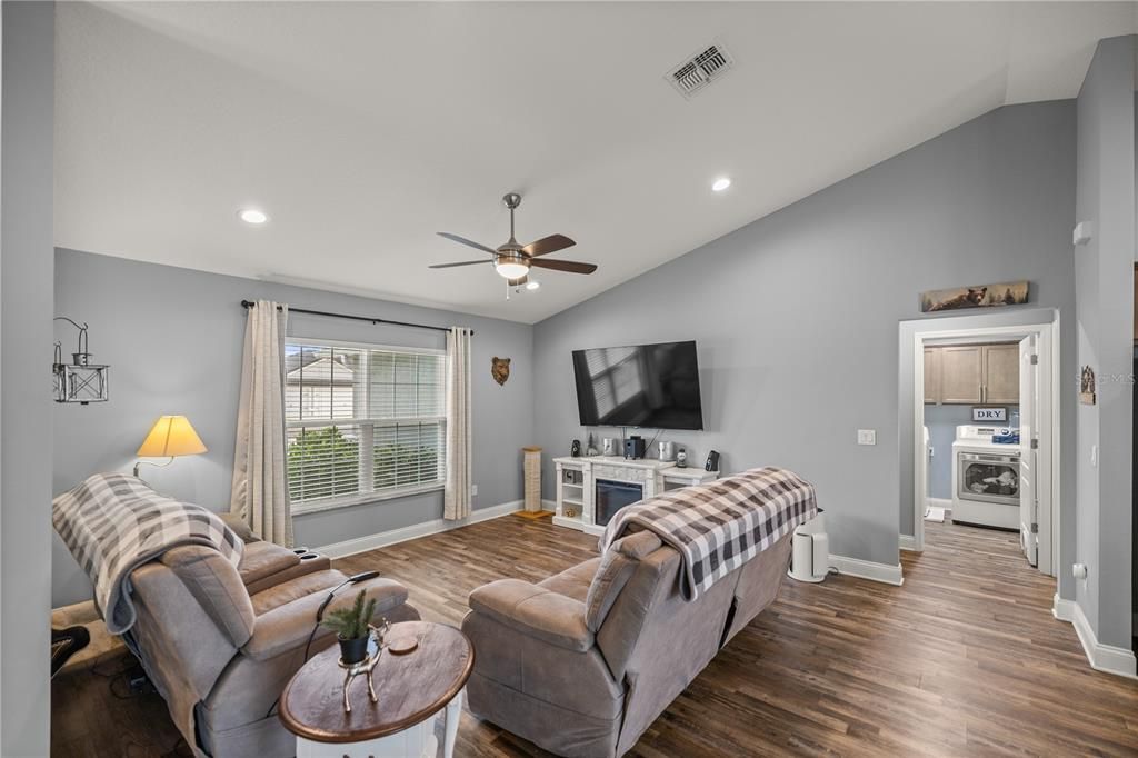 For Sale: $305,000 (3 beds, 2 baths, 1626 Square Feet)