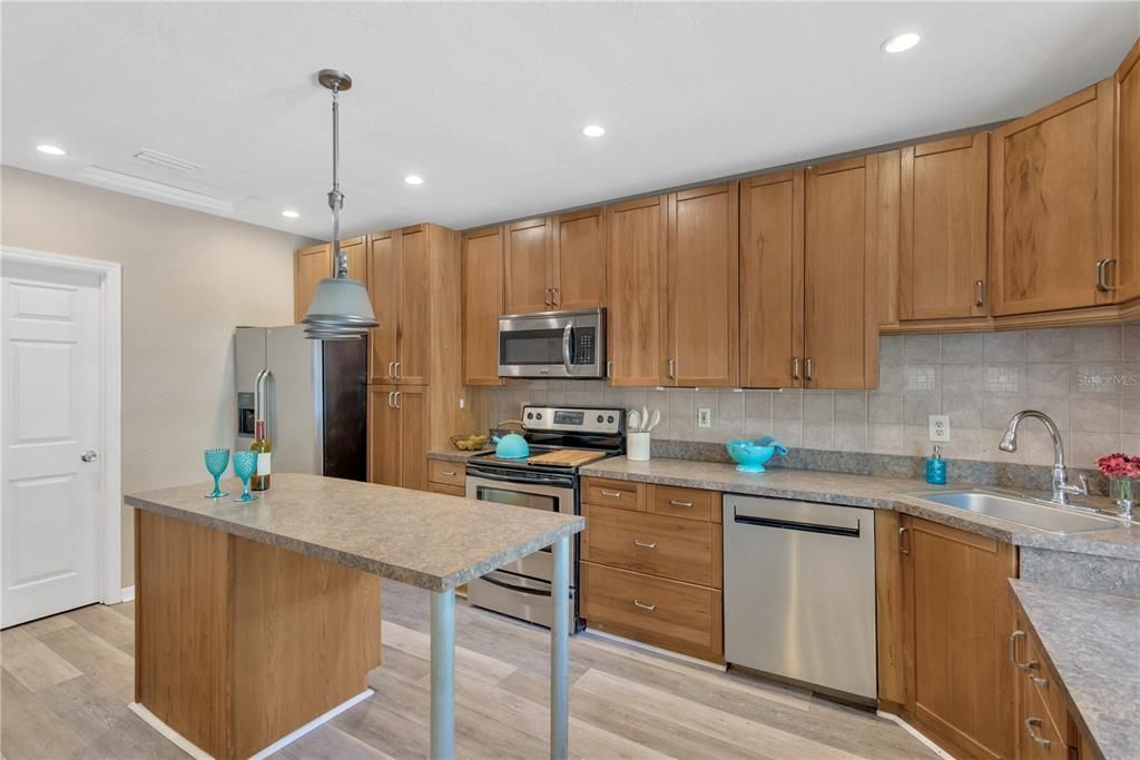 Active With Contract: $399,900 (3 beds, 2 baths, 1260 Square Feet)