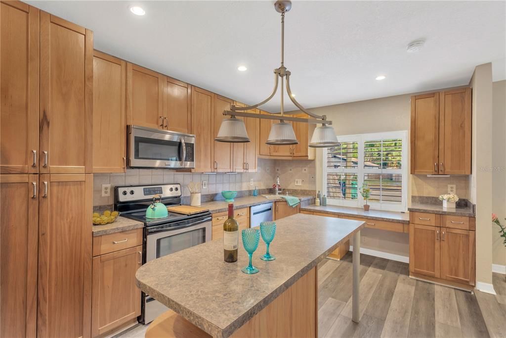 Active With Contract: $399,900 (3 beds, 2 baths, 1260 Square Feet)