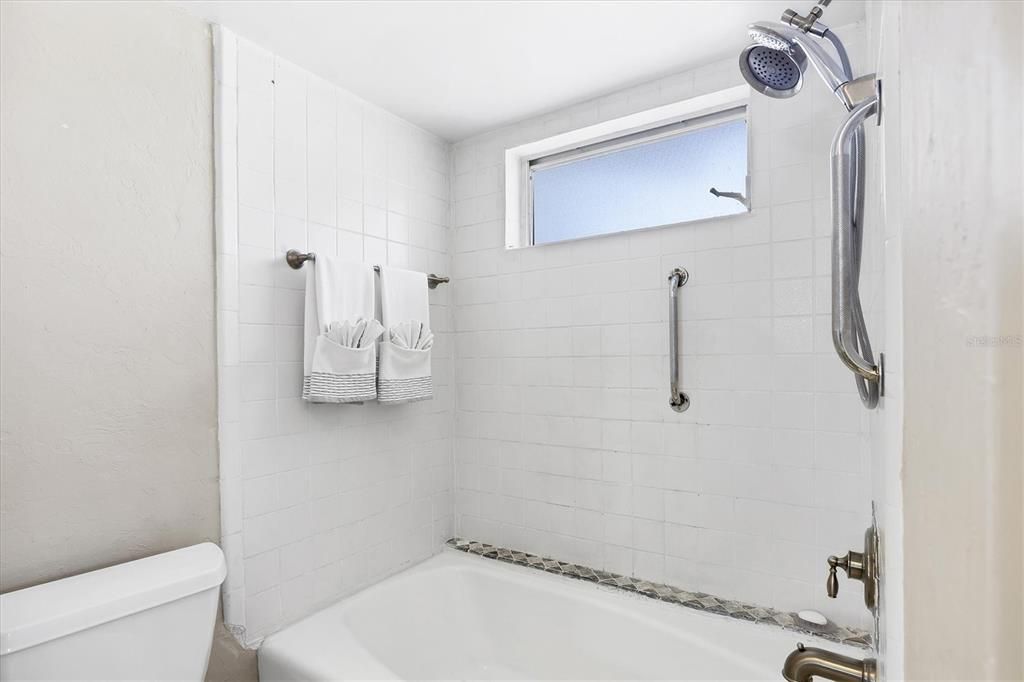 Activo con contrato: $350,000 (2 camas, 2 baños, 1545 Pies cuadrados)