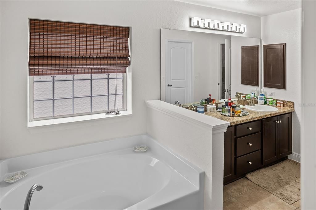 For Sale: $389,000 (3 beds, 2 baths, 2217 Square Feet)