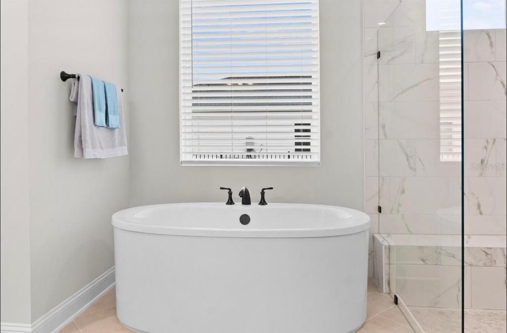 待售: $999,000 (5 贝兹, 3 浴室, 3960 平方英尺)