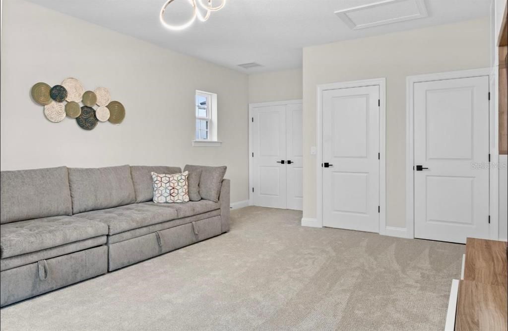 待售: $999,000 (5 贝兹, 3 浴室, 3960 平方英尺)