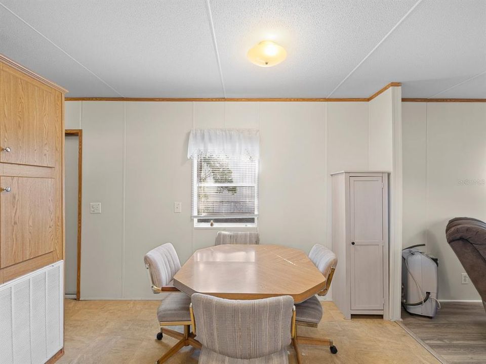 Под контрактом: $235,000 (2 спален, 2 ванн, 924 Квадратных фут)