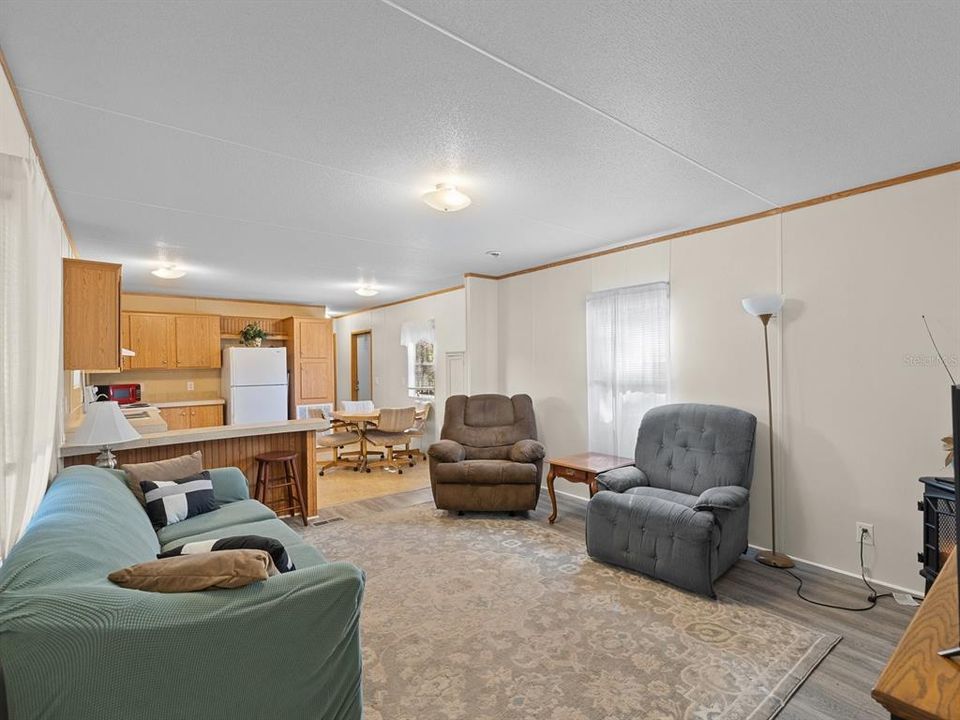 Под контрактом: $235,000 (2 спален, 2 ванн, 924 Квадратных фут)