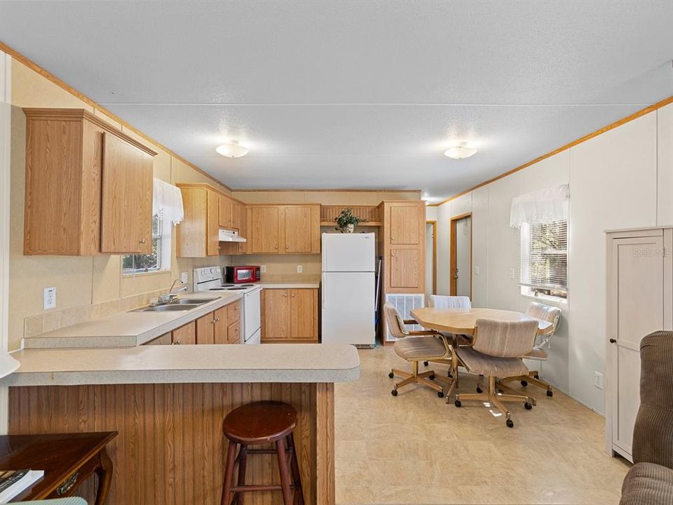 Под контрактом: $235,000 (2 спален, 2 ванн, 924 Квадратных фут)