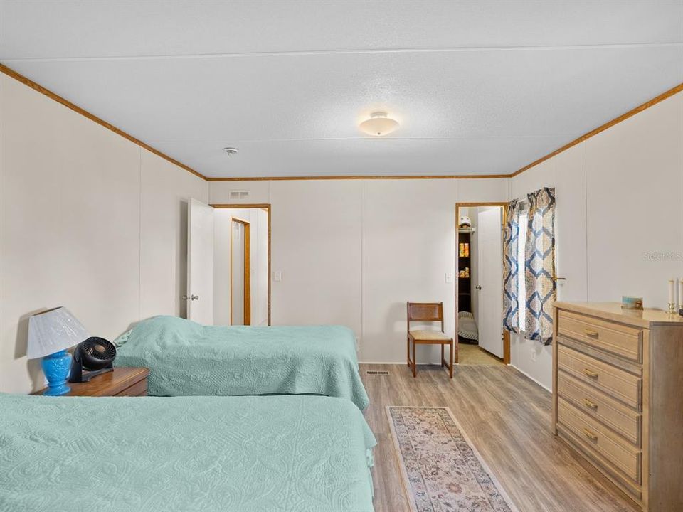 Под контрактом: $235,000 (2 спален, 2 ванн, 924 Квадратных фут)