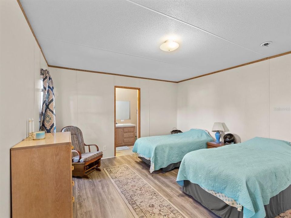 Под контрактом: $235,000 (2 спален, 2 ванн, 924 Квадратных фут)