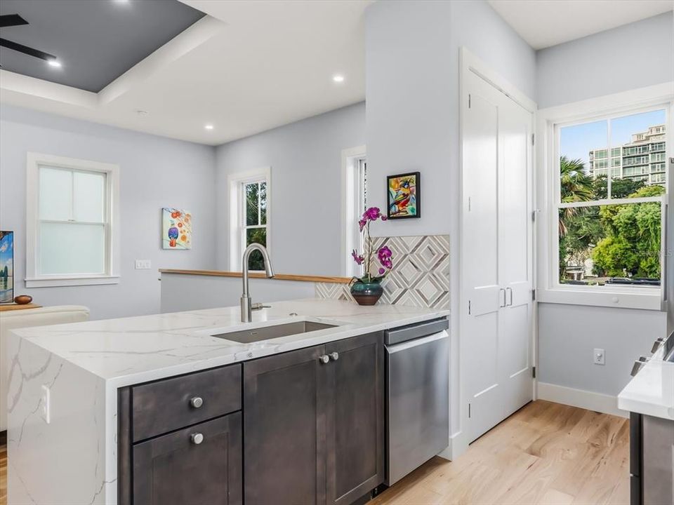 En Venta: $1,199,000 (4 camas, 3 baños, 2271 Pies cuadrados)