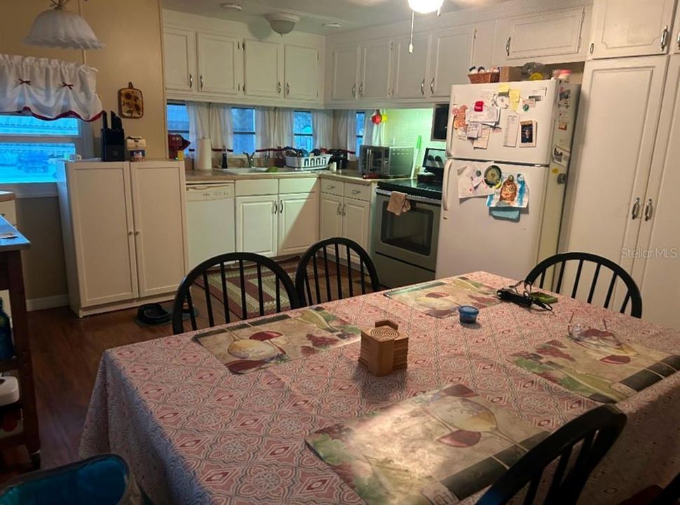 合同活跃: $129,900 (2 贝兹, 2 浴室, 708 平方英尺)