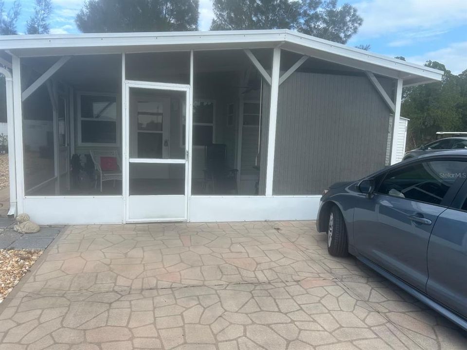 合同活跃: $129,900 (2 贝兹, 2 浴室, 708 平方英尺)