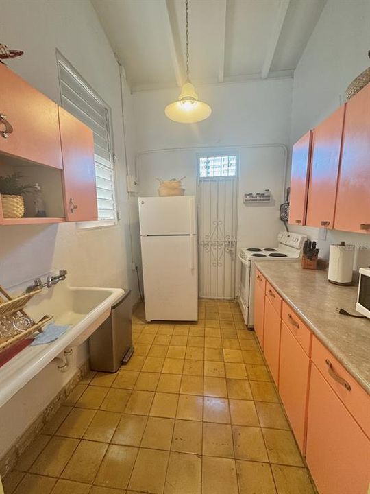 Active With Contract: $475,000 (7 beds, 3 baths, 2400 Square Feet)