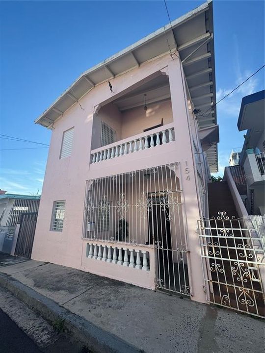 Active With Contract: $475,000 (7 beds, 3 baths, 2400 Square Feet)