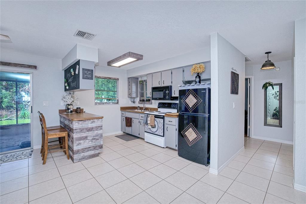 На продажу: $229,000 (2 спален, 2 ванн, 894 Квадратных фут)