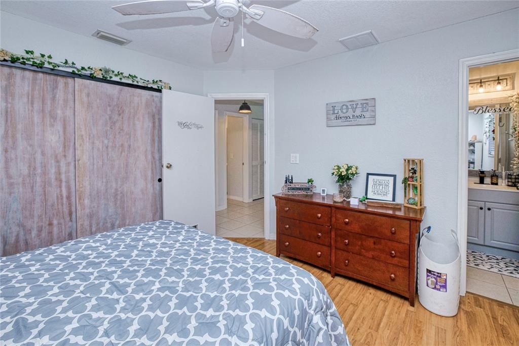 На продажу: $229,000 (2 спален, 2 ванн, 894 Квадратных фут)