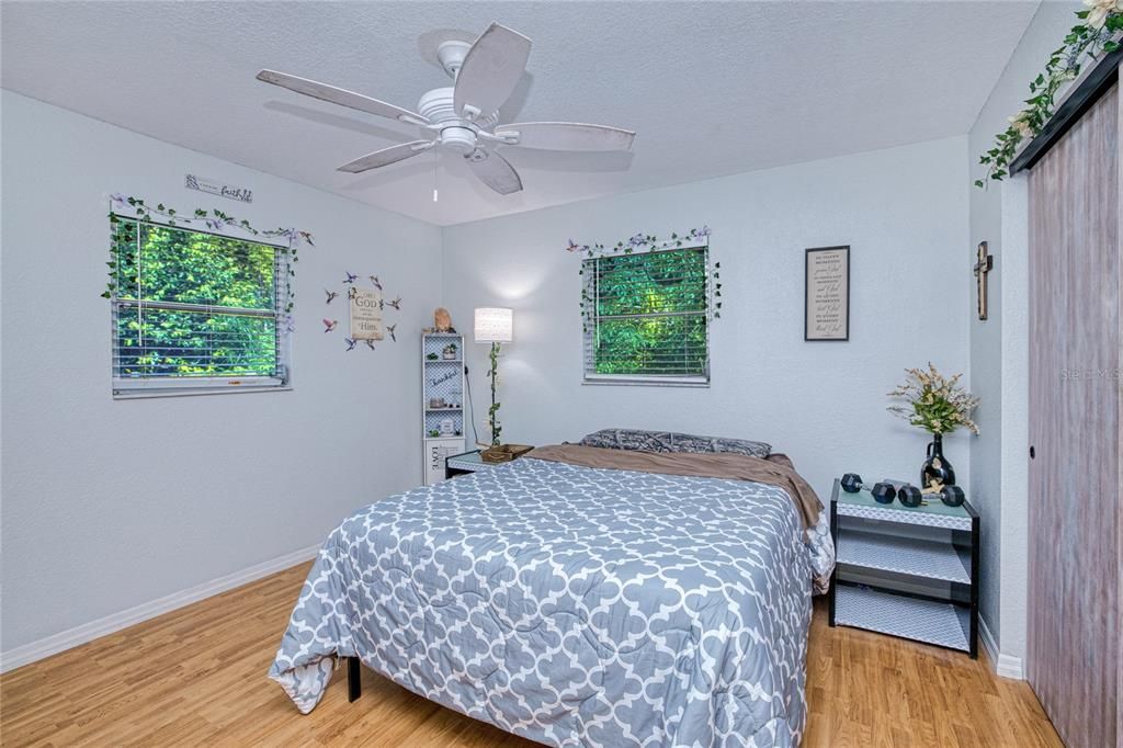 На продажу: $229,000 (2 спален, 2 ванн, 894 Квадратных фут)