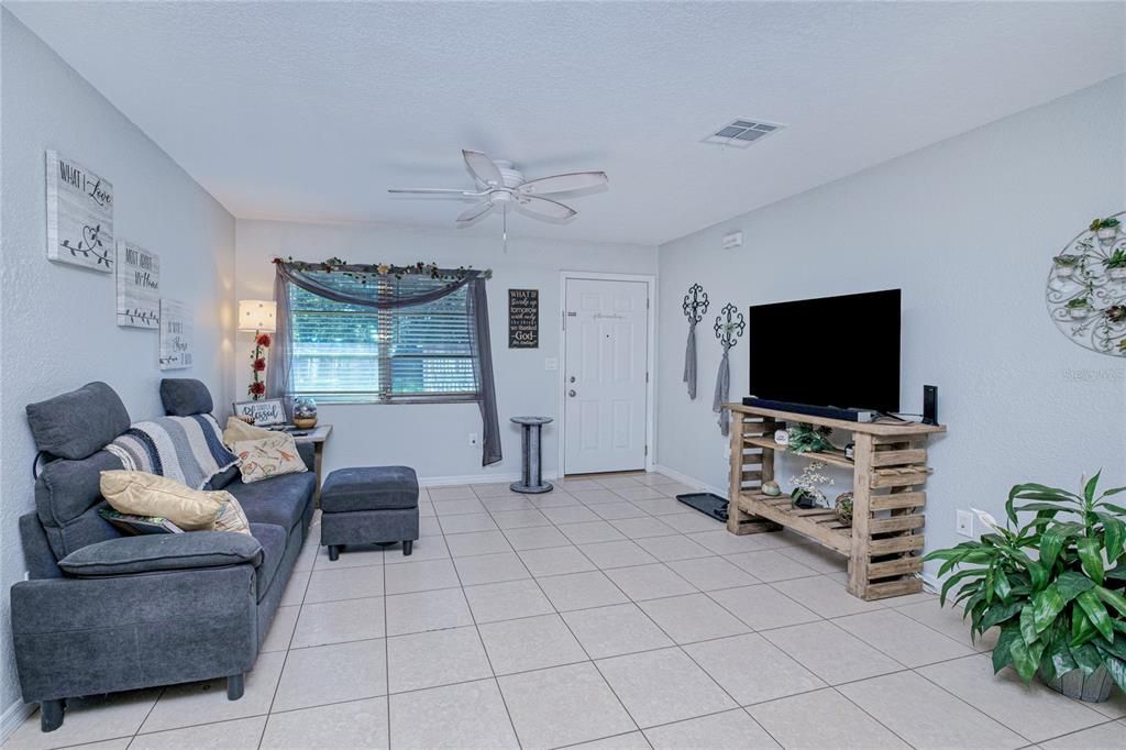 На продажу: $229,000 (2 спален, 2 ванн, 894 Квадратных фут)