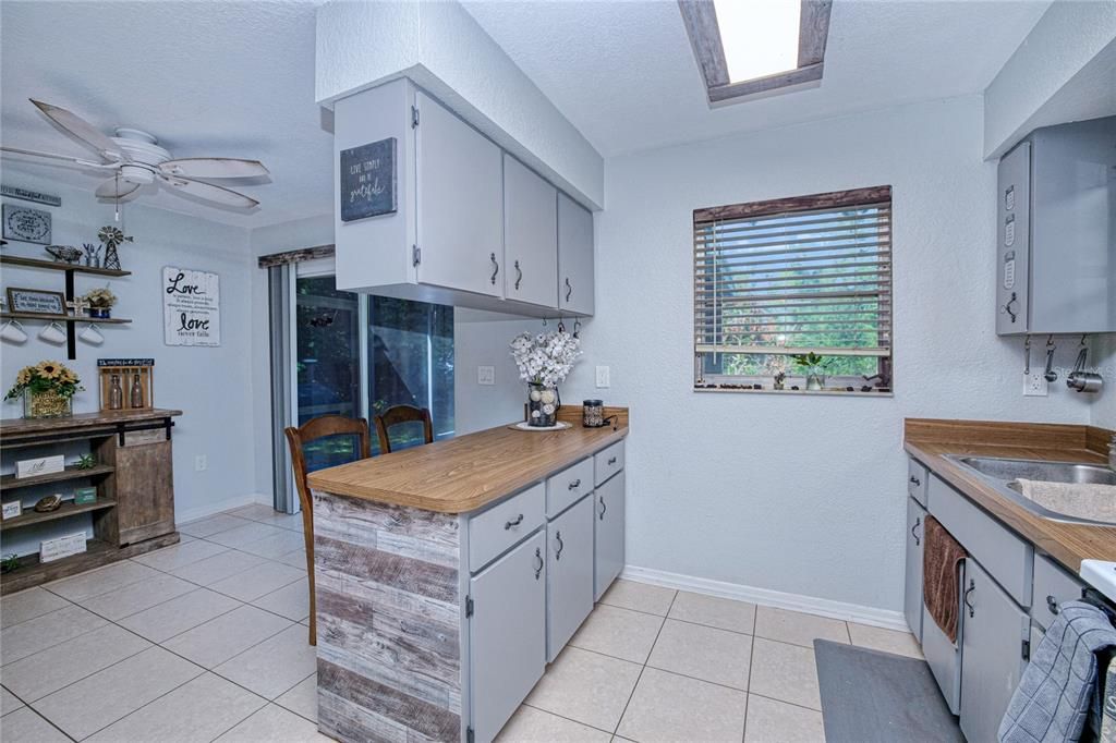 На продажу: $229,000 (2 спален, 2 ванн, 894 Квадратных фут)