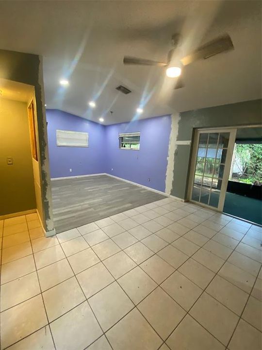 合同活跃: $179,000 (3 贝兹, 2 浴室, 1430 平方英尺)