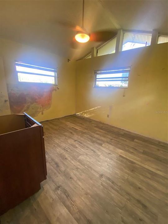 合同活跃: $179,000 (3 贝兹, 2 浴室, 1430 平方英尺)