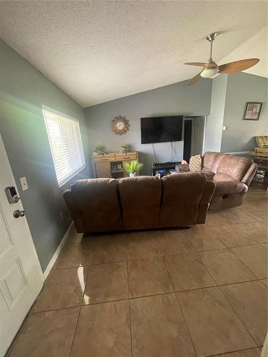 For Sale: $320,000 (3 beds, 2 baths, 1374 Square Feet)